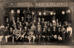 Segré * Carte Photo * Union Musicale De La Commune Devant Hôtel Des Colonies * 1914 * Groupe Fanfare Troupe - Segre