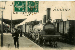 Segré * Amitiés Et Souvenir De La Commune * J'arrive Dans La Ville * La Gare * Train Locomotive * Ligne Chemin De Fer - Segre