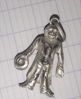 Pendentif Breloque  CHANTEUR DES RUES SALUANT Argent ?  PAS De  Poinçons 101 - Pendentifs