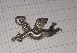 Pendentif Breloque  CUPIDON EN 3 D Avec Son Arc Argent ?   Poinçons 93 - Pendentifs