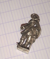 Pendentif Breloque PERSONNAGE PORTE DRAPEAU Argent ?   Poinçons 98 - Pendentifs