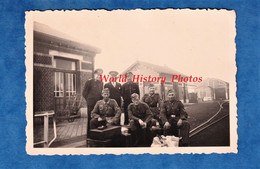 2 Photos Anciennes D'un Militaire Allemand - LANDRECIES - Portrait à La Gare , Occupation - Officier - 1942 WW2 - Oorlog, Militair