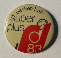 BADGE, PIN’S, ÉPINGLETTE, MACARON - BASKET-BALL SUPER PLUS 1983 - - Basketball