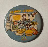 PIN’S, BADGE, ÉPINGLETTE, MACARON - McDONALD’S - LE VOICI, LE VOILÀ, LE CALENDRIER A COLORIER 1980. - - McDonald's