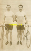 Cyclisme, Carte Photo N° 2, 2 Coureurs Cyclistes à Côté De Leurs Vélos - Radsport