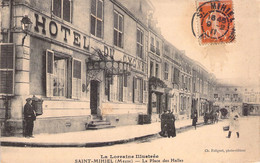 SAINT MIHIEL - La Place Des Halles - Animé - Hotel Du Cygne - De St Mihiel à Ferrière La Grande 1911 - Saint Mihiel
