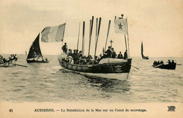 Audierne * La Bénédiction De La Mer Sur Un Canot De Sauvetage * Sauveteurs En Mer * Bateau Cérémonie - Audierne