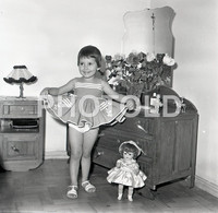 1961 JEUNE FEMME GIRL ENFANT DOLL POUPEE PHOTOGRAPHIE PHOTOGRAPHY PORTUGAL 60mm NEGATIVE SET NOT PHOTO FOTO NEGATIVO - Ohne Zuordnung