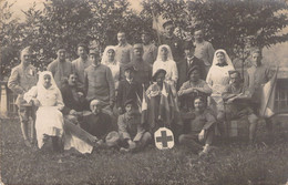 Carte Photo Croix Rouge Et Drapeaux Soldats Et Infirmières - Militaires - Photo De Groupe - Red Cross