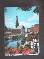 Nederland Holland Pays Bas Hindeloopen Met Bloemen, Water En Kerk - Hindeloopen