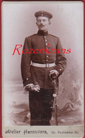 CDV Carte De Visite Foto Karton Duitse Soldaat German Soldier Deutscher Soldat Allemand Wehrmacht Hannover Sabel Sabre - Uniformen