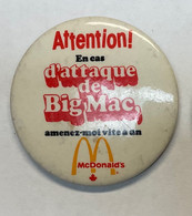 PIN’S, BADGE, ÉPINGLETTE, MACARON - McDONALD’S - ATTENTION EN CAS D’ATTAQUE DE BIC MAC, Amenez-moi Vite ! - McDonald's