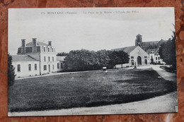 MONTAIGU (85) - LA PLACE DE LA MAIRIE - L'ECOLE DES FILLES - Montaigu