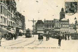 St Quentin * La Place De L'hôtel De Ville Et Le Beffroi * Tramway Tram * Automobile Voiture Ancienne - Saint Quentin