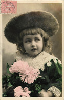 Enfants - Fillettes - Fillette - Little Girl - Children - Chapeaux - Chapeau - Fleurs - Portraits - Portrait D'enfant - Portraits