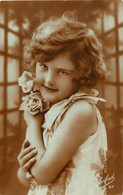 Enfants - Fillettes - Fillette - Little Girl - Children - Fleurs - Roses - Portraits - Portrait D'enfant - état - Portraits