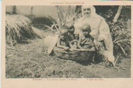 OUROUNDI . "Trois Oisillons Recueillis à La Mission" (Bonne Soeur Posant Avec 3 Petits Enfants Dans Un Grand Panier ) - Ruanda Urundi