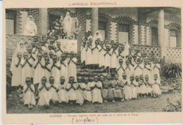 L'Afrique Equatoriale . OUGANDA. (+ De 60) Nouveaux Baptisés  Aux Pieds De La Statue De La Vierge - Uganda