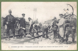 CPA MILITARIA - GUERRE 1914 - PRISONNIERS FRANCAIS OCCUPÉS AUX TRAVAUX DES LIGNES FERRÉES - Belle Animation - Guerre 1914-18