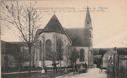 FERRIERES-EN-GATINAIS. - Abside De L'Eglise Et Vieux Puits De La Cour Du Couvent (XIIIè Siècle). Animation - Sonstige & Ohne Zuordnung