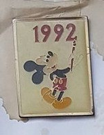 Pin' S  Cinéma, B D, Disney, Euro Disney  1992  Avec  MICKEY  Verso  DISNEY  Euro Disney  WINNER - Disney