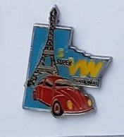Pin' S  Automobile  Super  VW  Coccinelle  Rouge  NATIONAL  Avec  La  Tour  Eiffel - Volkswagen