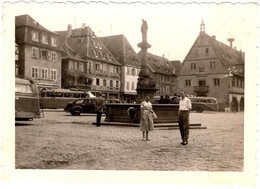 Photo Originale Couple Et Circulation D'Autocars Sur La Place Du Marché à Obernai (67210) & Peugeot 402 B 1935/42. - Orte