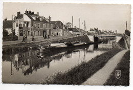 CPA   18 SAINT AMAND MONTROND    1953   LE CANAL A LA COTERELLE   -  PENICHE "RESCAPE" - Saint-Amand-Montrond