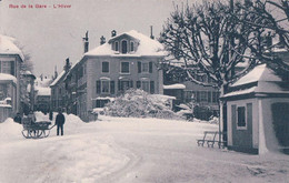 Aubonne VD, Rue De La Gare Sous La Neige, Facteur Avec Luge Pour Le Transport Du Courrier (2560) - Aubonne