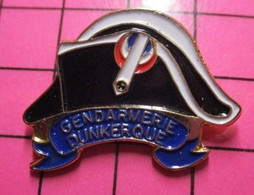 710G Pin's Pins / Beau Et Rare / THEME : MILITARIA / CHAPEAU BICORNE GENDARMERIE DUNKERQUE - Militaria