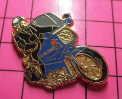 710G Pin's Pins / Beau Et Rare / THEME : MILITARIA / EN RELIEF MOTARD GENDARMERIE METAL JAUNE MODELE "OFFICIER" BALLARD - Militaria