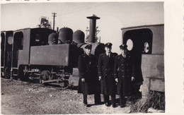 Foto Di Antica Locomotiva Con Militari Adiacenti - Cm 9 X 6 Circa - Trains