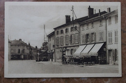 MONTIER-EN-DER (52) - AVANT 1940 - PLACE DE L'HOTEL-DE-VILLE - Montier-en-Der