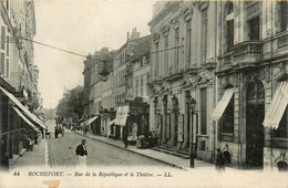 Rochefort * La Rue De République Et Le Théâtre * Commerces Magasins - Rochefort