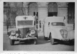 Photographie Amateur Photo Snapshot Anonyme Ambulance Croix Rouge Voiture Auto - Coches