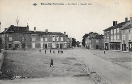 87)   BUSSIERE   POITEVIN  -  La Place - Grande Rue - Bussiere Poitevine