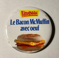 PIN’S, BADGE, ÉPINGLETTE, MACARON - NOUVEAU, LE BACON  McMUFFIN AVEC ŒUF. - - McDonald's