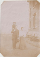 FRANIERE ( Belgique ) - Floreffe - Namur - Photo Souple Couple Avec Enfant Devant Une Maison ( 12 X 16,5 ). Voir Verso. - Lieux