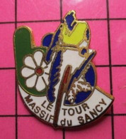 710G Pin's Pins / Beau Et Rare / THEME : SPORTS / VELO CYCLISME MARGUERITE MAILLOT JAUNE LE TOUR MASSIF DU SANCY - Cyclisme