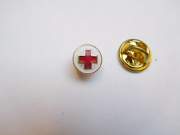 Beau Mini Pin's En émail , Médical , Croix Rouge - Médical