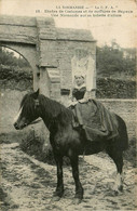 Bayeux * Femme Du Pays En Coiffe Et Costume , Sur Son Cheval * Coiffes Normandes - Bayeux