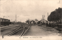 Roanne * Vue Intérieure De La Gare * Ligne Chemin De Fer * Wagons - Roanne