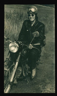 Orig. DDR Foto Junges Mädel, Frau  Mit Helm Und Sonnenbrille Auf Oldtimer Motorrad AWO - Personnes Anonymes