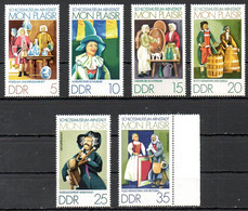 RDA. N°1657-62 De 1974. La Ville Des Poupées. - Dolls