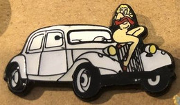 PIN UP - BLONDE - ASSISE SUR UNE CITROËN TACTION AVANT BLANCHE - VOITURE - CAR - AUTOMOBILE - AUTO -        (27) - Pin-ups