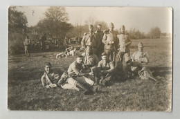 Militaria Militaire Avec Masque A Gaz En Manoeuvres Au Milieu Dans Groupe Carte Photo - Manovre