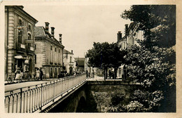 Libos * La Place Du Centre Du Village * Librairie Papeterie - Autres & Non Classés