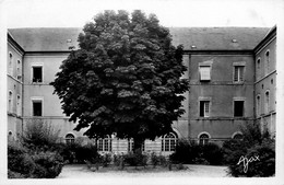 Montfaucon * Vue Sur Le Sanatorium Des Ptt * La Cour D'honneur * établissement Médical - Otros & Sin Clasificación