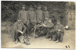 CARTE PHOTO - Groupe De Militaires Du 19e Régiment.... Avec Leur Mitrailleuse... - Regiments