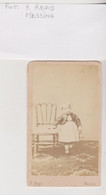 Photo Foto - Formato "CDV" - Bimba Accanto A Sedia - Years '1860 - P. Regis, Messina Via Del Corso 299 - Ancianas (antes De 1900)